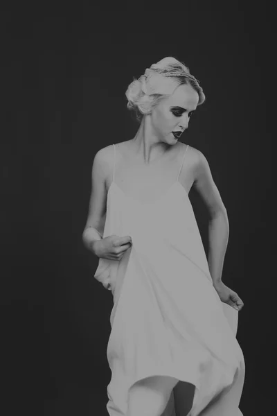 Красивая блондинка в винтажном платье на темном фоне — стоковое фото