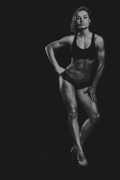 Красивая спортивная девушка на темном фоне — стоковое фото