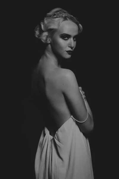 Hermosa rubia en vestido vintage sobre un fondo oscuro —  Fotos de Stock