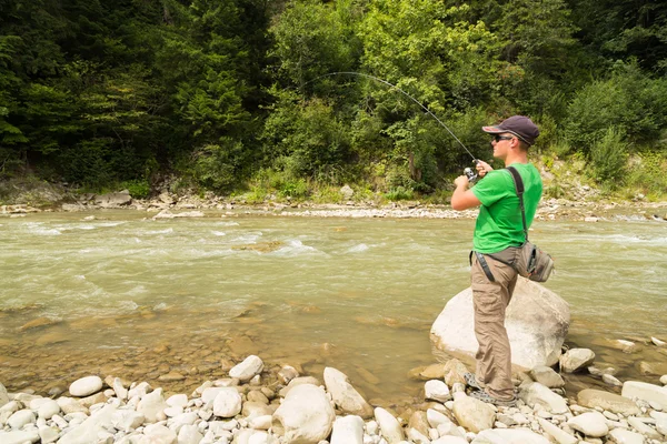 Pesca no rio da montanha no verão — Fotografia de Stock