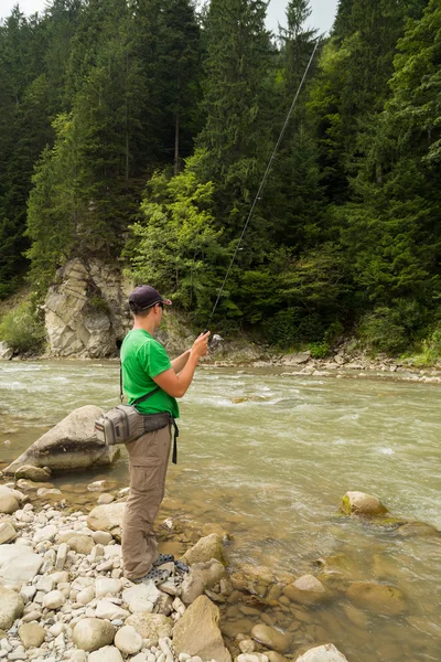 Pesca nel fiume di montagna in estate — Foto Stock