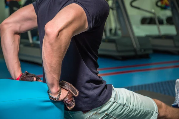 Gücü eğitim profesyonel sporcu spor salonunda