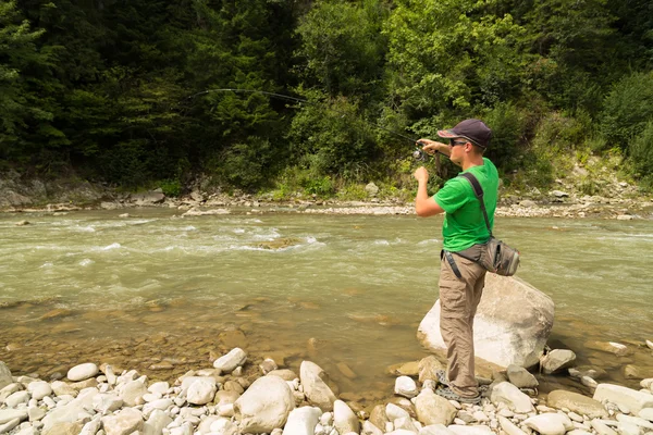 Pesca nel fiume di montagna in estate — Foto Stock