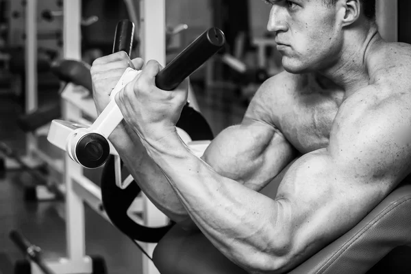 Gücü eğitim profesyonel sporcu spor salonunda