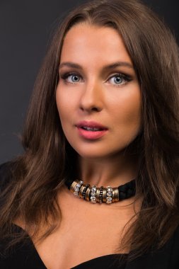 Koyu elbiseli güzel esmer