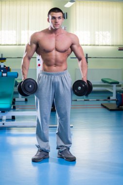 Gücü eğitim profesyonel sporcu spor salonunda