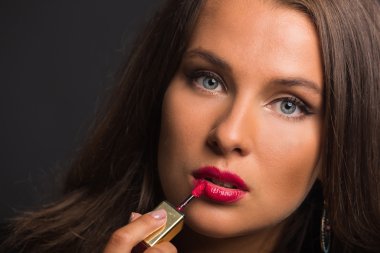 Koyu elbiseli güzel esmer