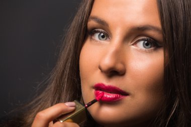 Koyu elbiseli güzel esmer