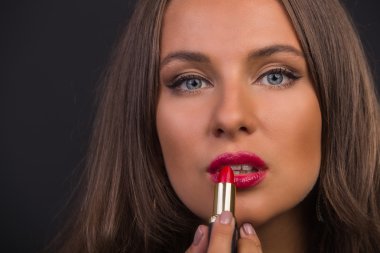 Koyu elbiseli güzel esmer