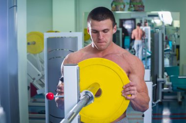 Gücü eğitim profesyonel sporcu spor salonunda