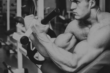 Gücü eğitim profesyonel sporcu spor salonunda