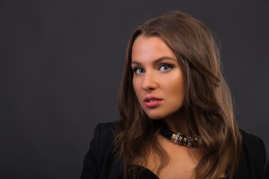 Koyu elbiseli güzel esmer