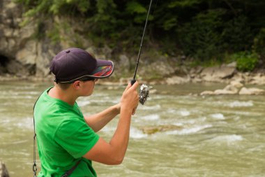 Yaz aylarında dağ nehir balıkçılık