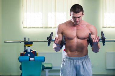 Gücü eğitim profesyonel sporcu spor salonunda