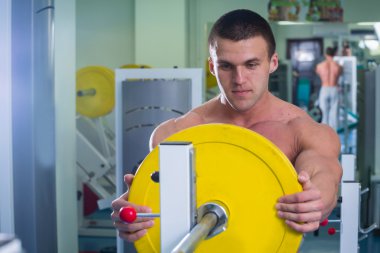 Gücü eğitim profesyonel sporcu spor salonunda