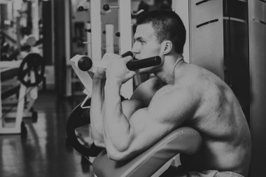 Gücü eğitim profesyonel sporcu spor salonunda