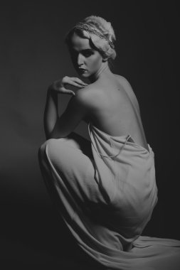 Karanlık bir arka plan üzerinde vintage elbiseli güzel sarışın