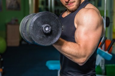 Gücü eğitim profesyonel sporcu spor salonunda