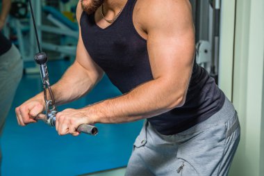 Gücü eğitim profesyonel sporcu spor salonunda