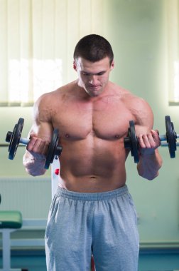 Gücü eğitim profesyonel sporcu spor salonunda