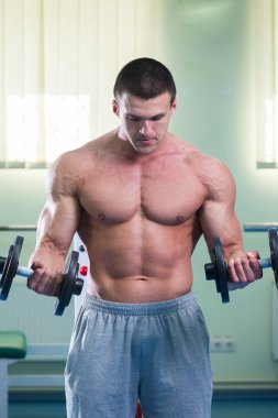 Gücü eğitim profesyonel sporcu spor salonunda