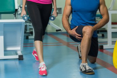 Müşterek eğitim salonunda genç Çift