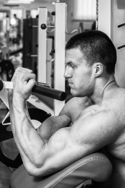 Gücü eğitim profesyonel sporcu spor salonunda