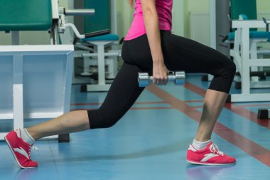 Güzel kız egzersizleri spor salonunda alır.