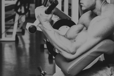 Gücü eğitim profesyonel sporcu spor salonunda