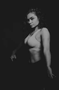 Karanlık bir arka plan üzerinde güzel spor kız