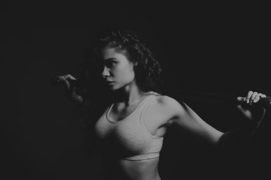 Karanlık bir arka plan üzerinde güzel spor kız