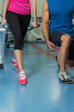 Müşterek eğitim salonunda genç Çift