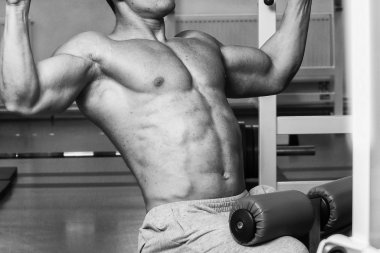 Gücü eğitim profesyonel sporcu spor salonunda