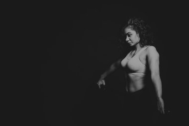 Karanlık bir arka plan üzerinde güzel spor kız