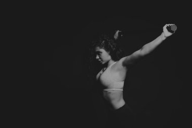 Karanlık bir arka plan üzerinde güzel spor kız