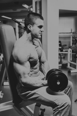 Gücü eğitim profesyonel sporcu spor salonunda