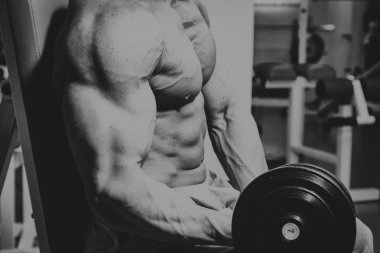 Gücü eğitim profesyonel sporcu spor salonunda