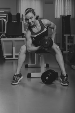 Güzel kız egzersizleri spor salonunda alır.