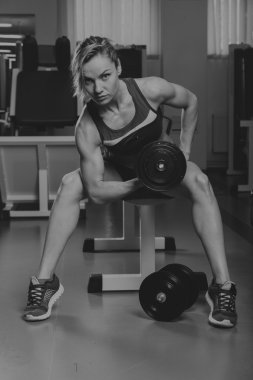 Güzel kız egzersizleri spor salonunda alır.