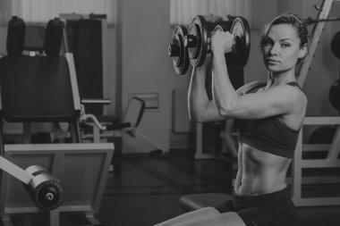 Güzel kız egzersizleri spor salonunda alır.