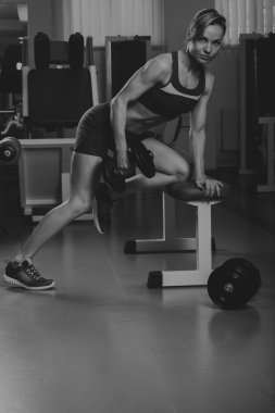 Güzel kız egzersizleri spor salonunda alır.