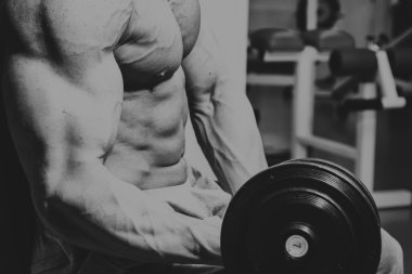 Gücü eğitim profesyonel sporcu spor salonunda