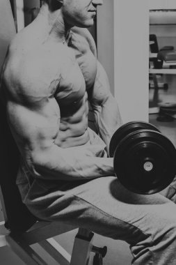 Gücü eğitim profesyonel sporcu spor salonunda