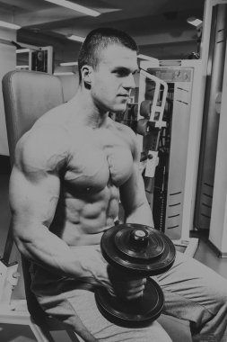 Gücü eğitim profesyonel sporcu spor salonunda