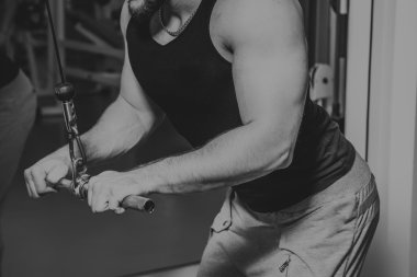 Gücü eğitim profesyonel sporcu spor salonunda