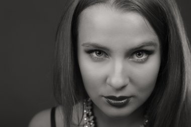 Koyu elbiseli güzel esmer