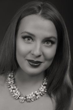 Koyu elbiseli güzel esmer