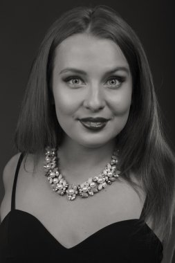 Koyu elbiseli güzel esmer