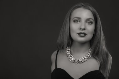 Koyu elbiseli güzel esmer