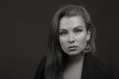 Koyu elbiseli güzel esmer